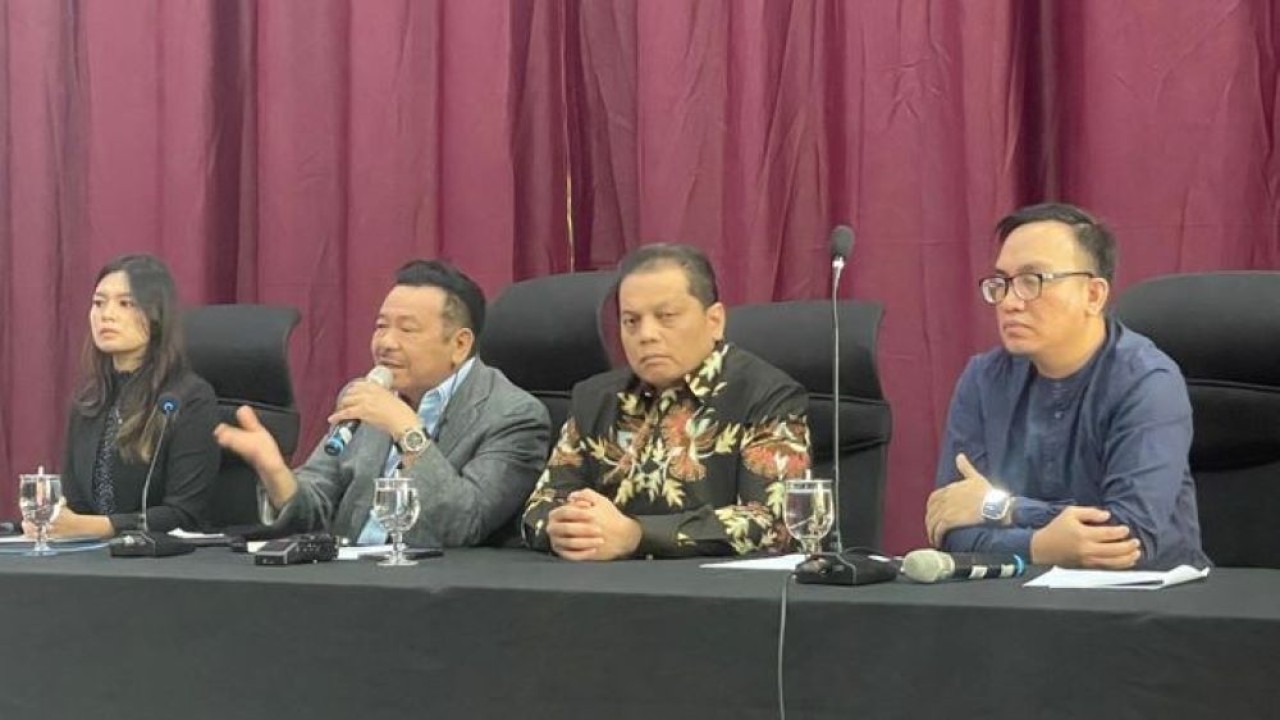 Kuasa hukum Yayasan Bina Nusantara Otto Hasibuan dalam konferensi pers tuduhan adanya bullying dan pengeroyokan di SMA Binus Simprug (Foto: Ntvnews.id/Muslimin Trisyuliono)