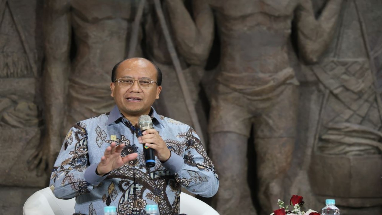 Direktur Manajemen Risiko PLN, Suroso Isnandar membeberkan sejumlah upaya strategis yang dilakukan dalam agenda transisi energi di Tanah Air untuk mencapai Net Zero Emissions di tahun 2060 dalam agenda media briefing bertema 'Electrifying The Future: Strategi Hijau untuk Akselerasi Net Zero Emissions' yang digelar di Jakarta pada Selasa (17/9)/Foto: Istimewa