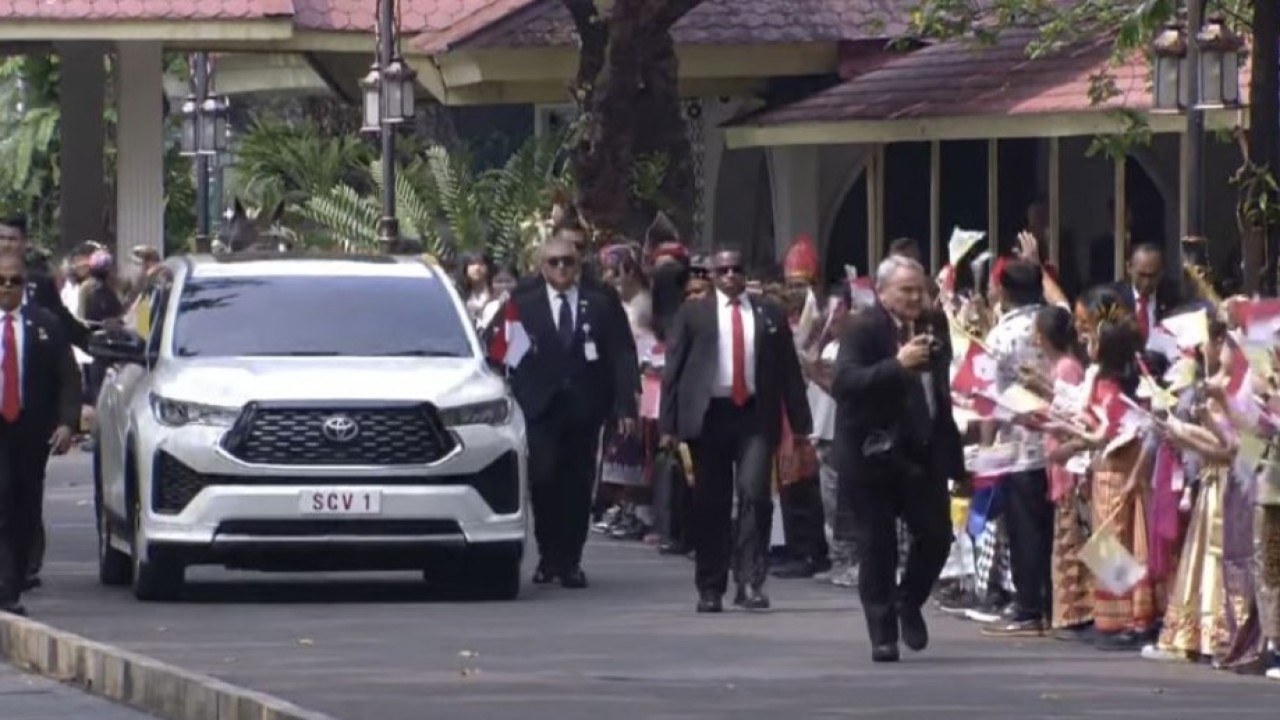 Tangkapan layar suasana penyambutan kedatangan pemimpin tertinggi Gereja Katolik Paus Fransiskus di halaman kompleks Istana Kepresidenan Jakarta, Rabu (4/9/2024). (Foto: ANTARA/Andi Firdaus-Setpres)