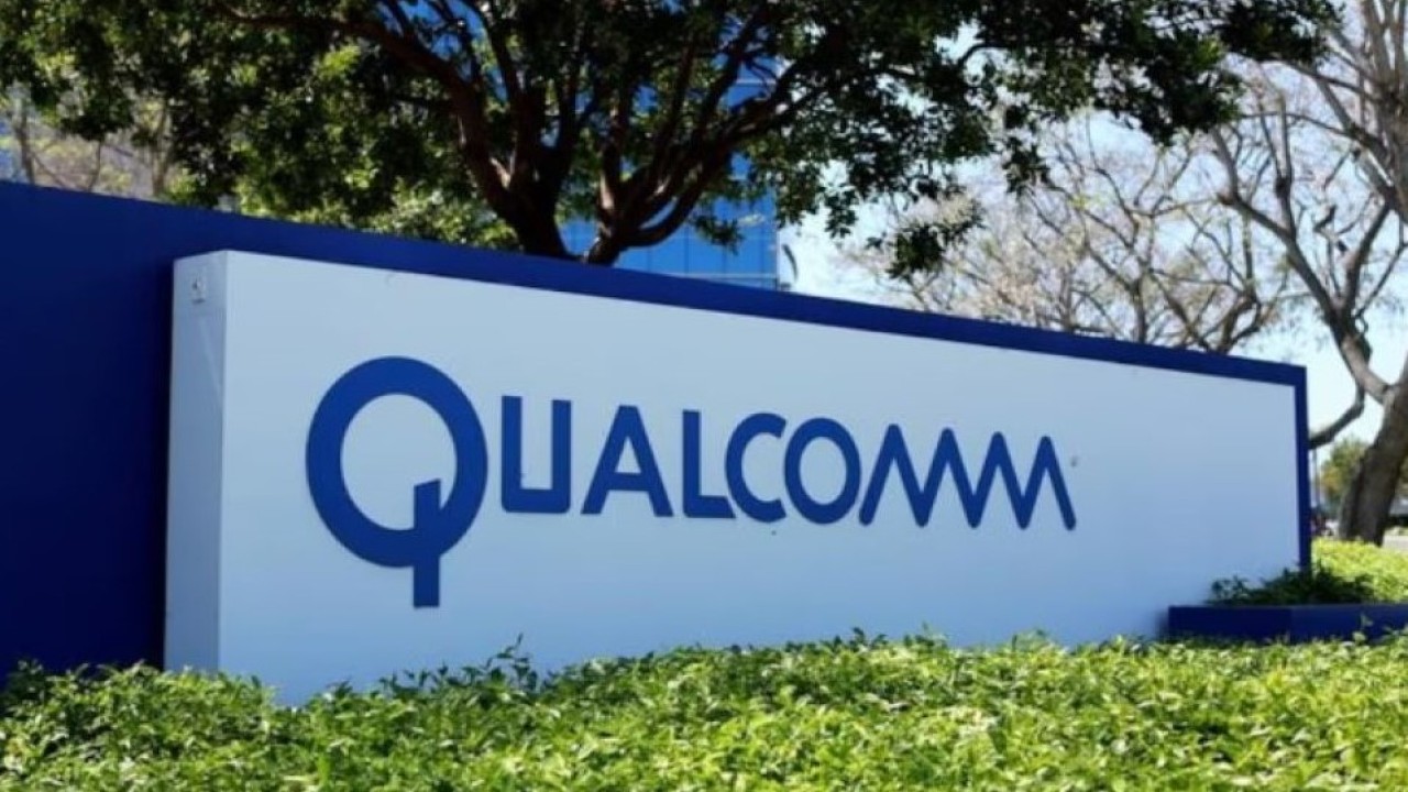 Logo Qualcomm terlihat di salah satu dari banyak gedung kampusnya di San Diego, California, Amerika Serikat, 18 April 2017. (Foto: Dok/Mike Blake/Reuters)