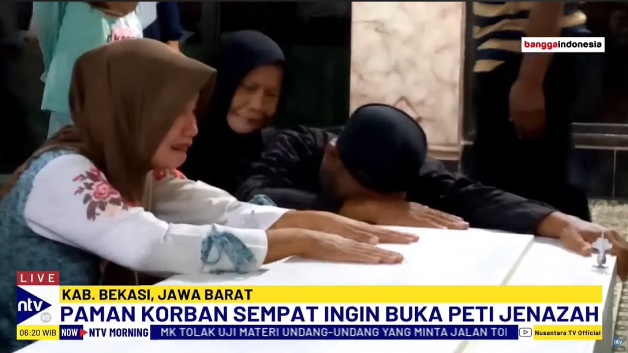 Kedatangan peti jenazah Ridho Darmawan, korban yang tewas mengapung di Kali Bekasi, disambut haru dan tangis dari keluarga dan orang-orang terdekatnya.