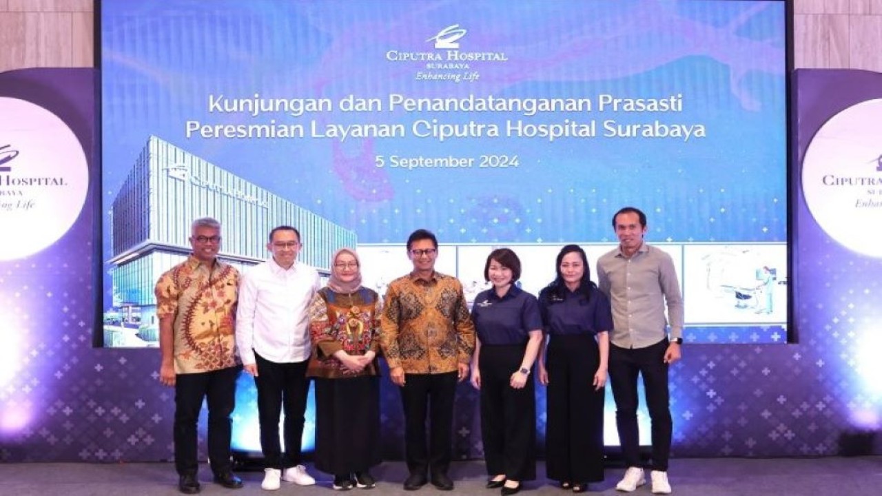 Menteri Kesehatan Budi Gunadi Sadikin menandatangani prasasti pada peresmian topping off Ciputra Hospital Surabaya, Kamis (5/9/2024). (Foto: Kemenkes)