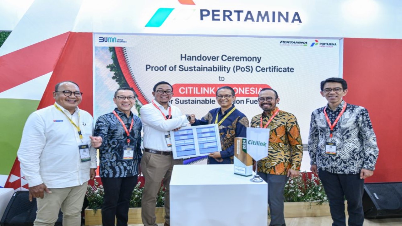 Riva Siahaan, Direktur Utama PT Pertamina Patra Niaga dan Direktur Utama PT Citilink Indonesia, Dewa Rai didampingi jajaran manajemen pada Handover Ceremony Proof of Sustainabilty (PoS) Certificate to Citilink Indonesia for Sustainable Aviation Fuel/Foto: Istimewa