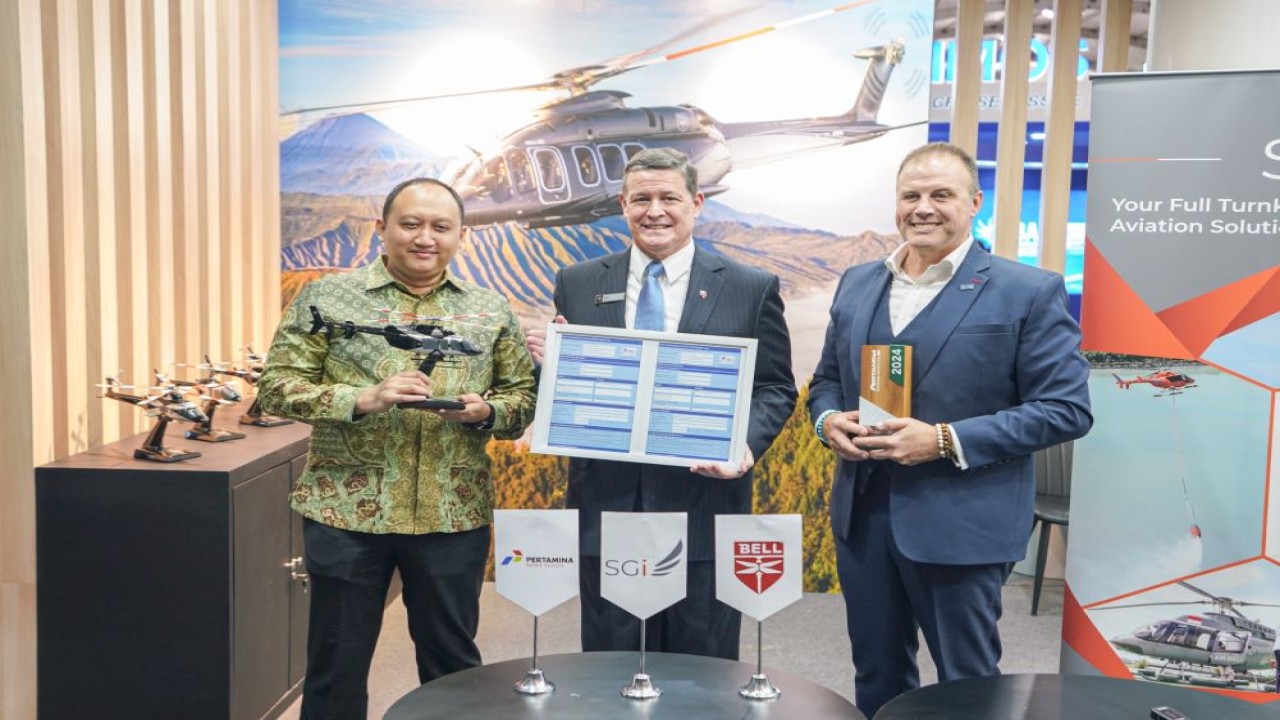 Manajemen PT Pertamina Patra Niaga bersama François Lassale, CEO PT Sayap Garuda Indah dan William Dickey, Direktur Pengembangan Bisnis Bell untuk Asia Pasifik dalam acara pengisian perdana dan demo penerbangan helikopter SGI di Bali International Air Show 2024 (19/9)/Foto: Istimewa