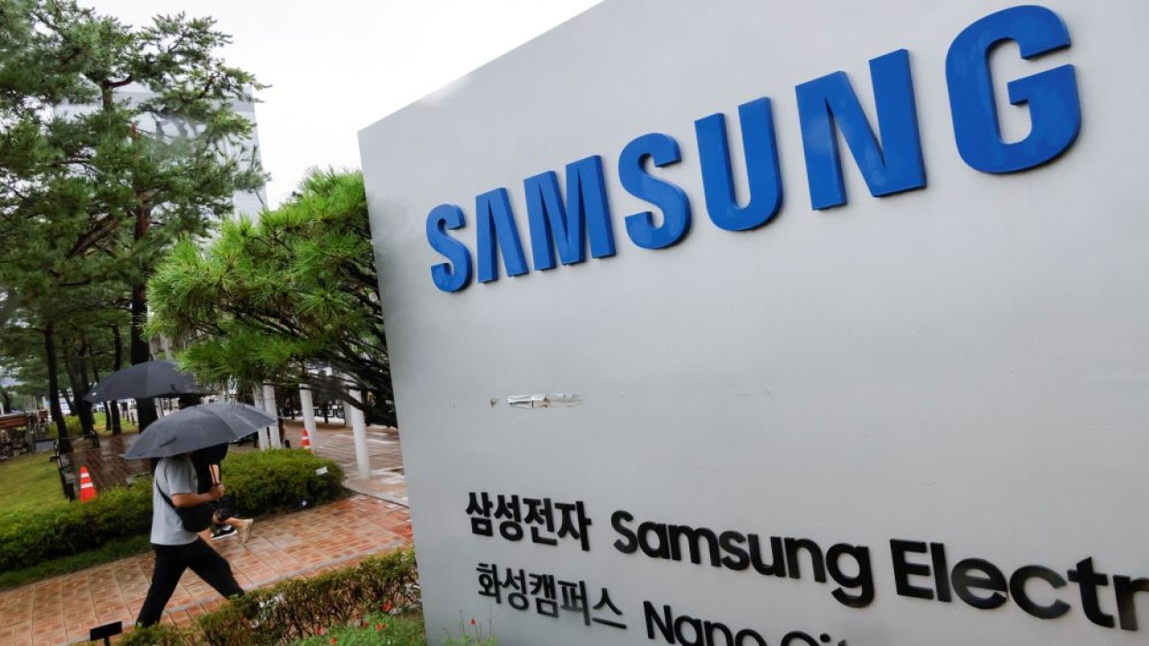 Seorang pria berjalan melewati papan nama Samsung Electronics di depan Kampus Samsung Electronics Nano City Hwaseong di Hwaseong, Korea Selatan, 8 Juli 2024. (Foto: Dok/Kim Soo-hyeon/Reuters)