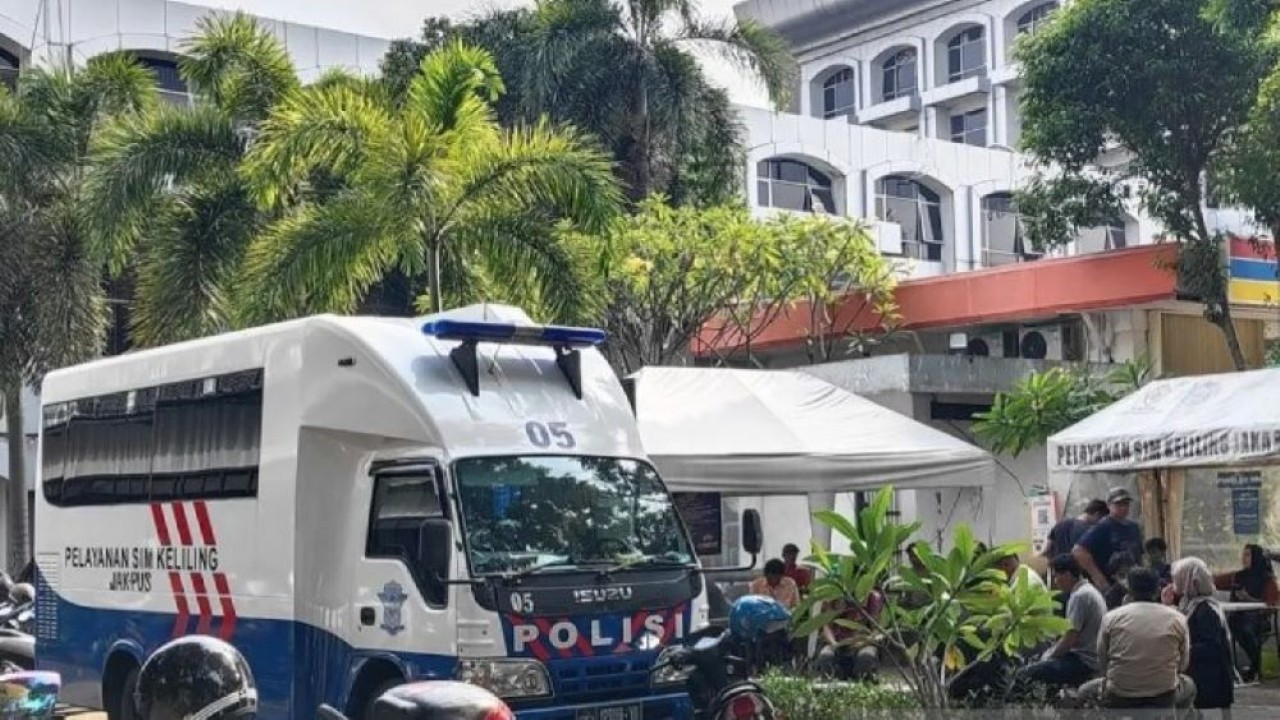 Suasana lokasi SIM Keliling di Kantor Pos Lapangan Banteng, Jakarta Pusat. (Foto: ANTARA/Ilham Kausar/am)