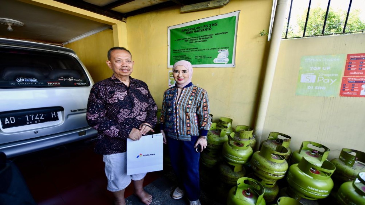 Direktur Utama Pertamina, Nicke Widyawati meninjau langsung pasokan elpiji 3kg di sejumlah toko kelontong, penjual eceran dan pangkalan di Surakarta/Foto: Istimewa