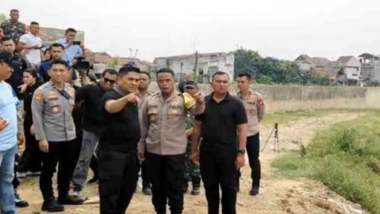 Polisi menyisir tempat kejadian perkara penemuan tujuh jasad remaja pria di Kali Bekasi, Kota Bekasi, Jawa Barat, Minggu (22/9/2024). (Foto: ANTARA/Pradita Kurniawan Syah)