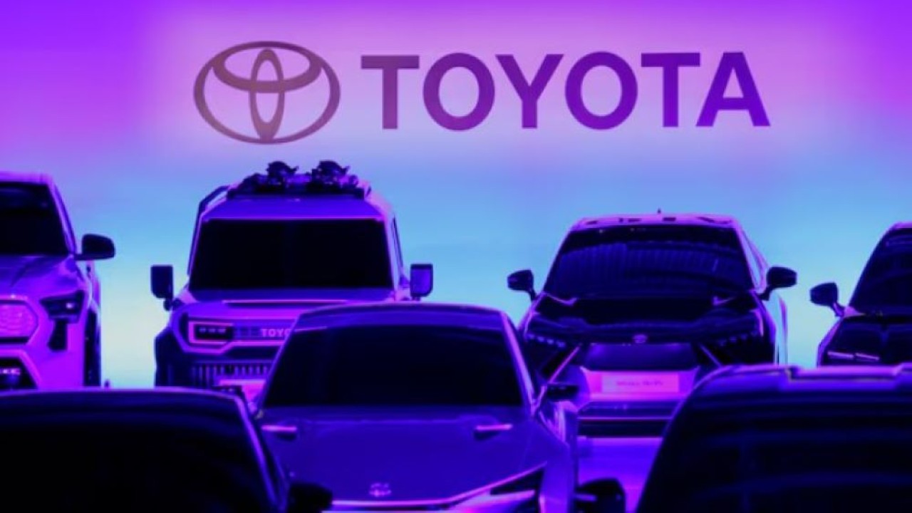 Mobil-mobil Toyota Motor Corporation terlihat dalam sebuah pengarahan tentang strategi perusahaan terkait kendaraan listrik bertenaga baterai di Tokyo, Jepang, 14 Desember 2021. (Foto: Dok/Kim Kyung-Hoon/Reuters)