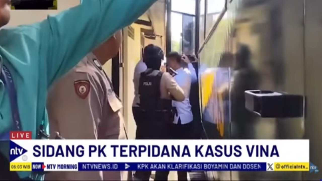 Enam terpidana kasus Vina turun dari bus untuk menghadiri sidang PK yang mereka ajukan di Pengadilan Negeri Cirebon, Jawa Barat/tangkapan layar NTV