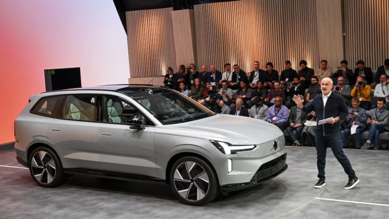 CEO Volvo Cars Jim Rowan memperkenalkan Volvo EX90 baru, SUV listrik baru perusahaan, selama acara peluncuran di Stockholm, Swedia 9 November 2022. (Foto: Dok/Anders Wiklund/TT News Agency/Reuters)