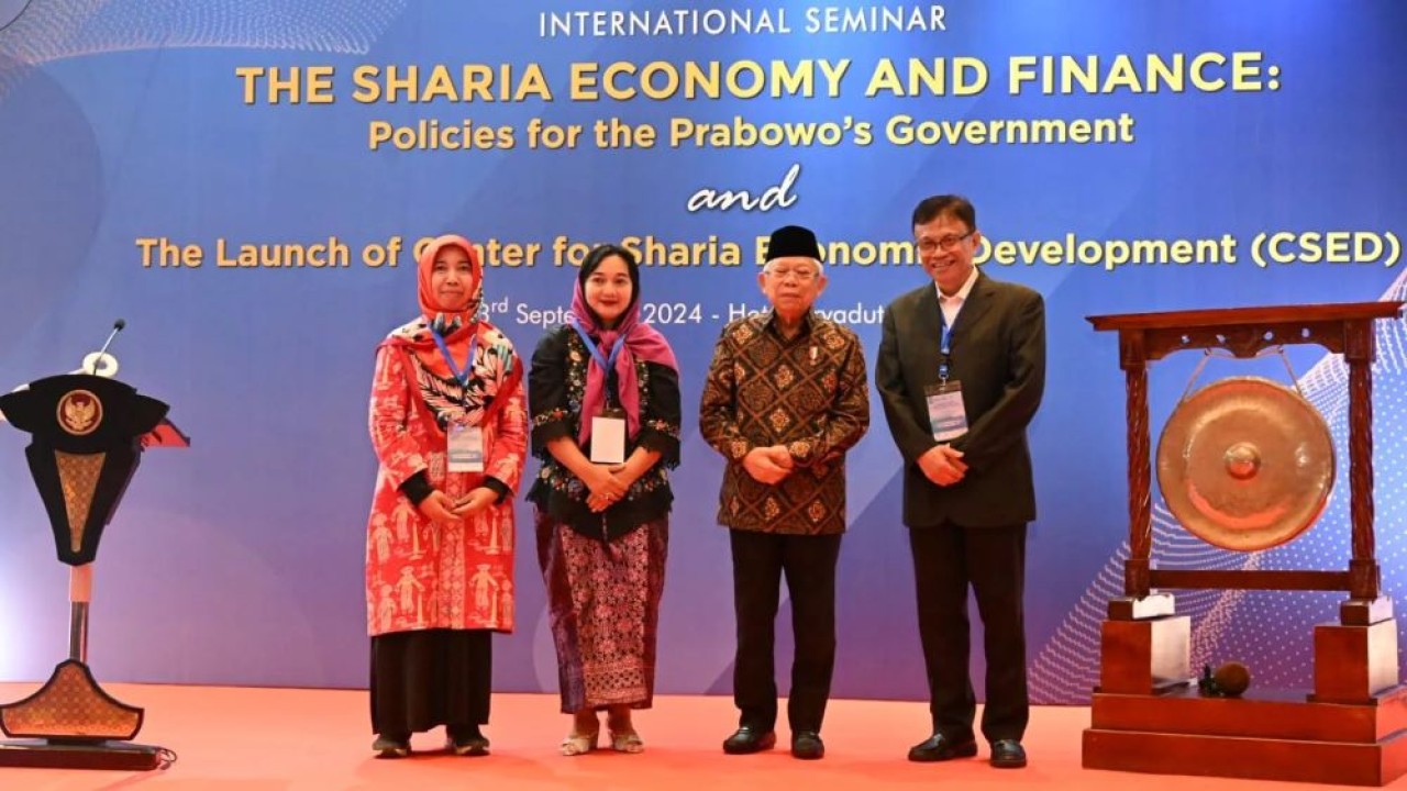 Wakil Presiden (Wapres) KH Ma'ruf Amin meresmikan Center for Sharia Economic Development (C-SED) dalam acara Seminar Internasional yang diinisiasi oleh Institute for Development of Economics and Finance (INDEF) di Hotel Aryaduta, Jakarta, pada Selasa (3/9/2024). (Foto: BPMI-Setwapres)