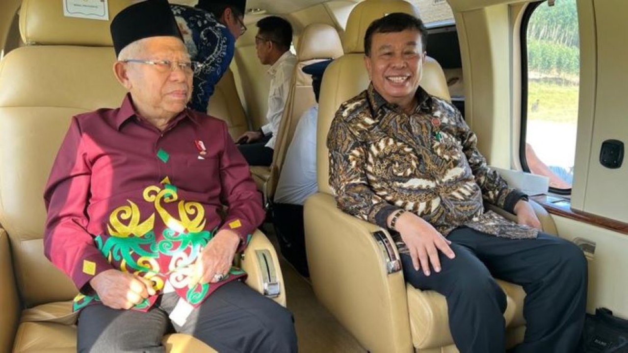 Wapres KH Ma'ruf Amin didampingi Tim Ahli Wapres, Nurdin Tampubolon, bertolak ke Ibu Kota Nusantara (IKN), Kalimantan Timur menggunakan Heli Super Puma. (Foto: Dok Wapres)