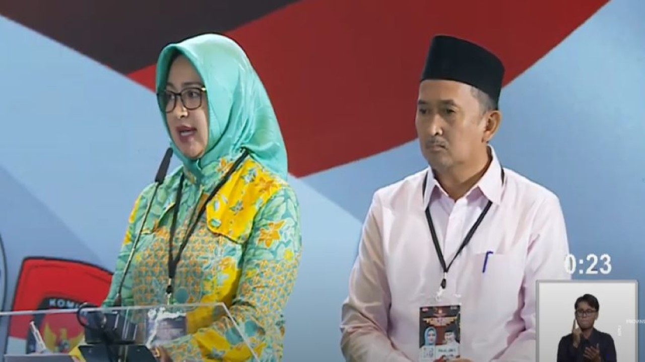 Calon Gubernur Banten nomor urut 1 Airin Rachmi Diany bersama calon wakil gubernur Ade Sumardi/tangkapan layar YouTube KPU Banten