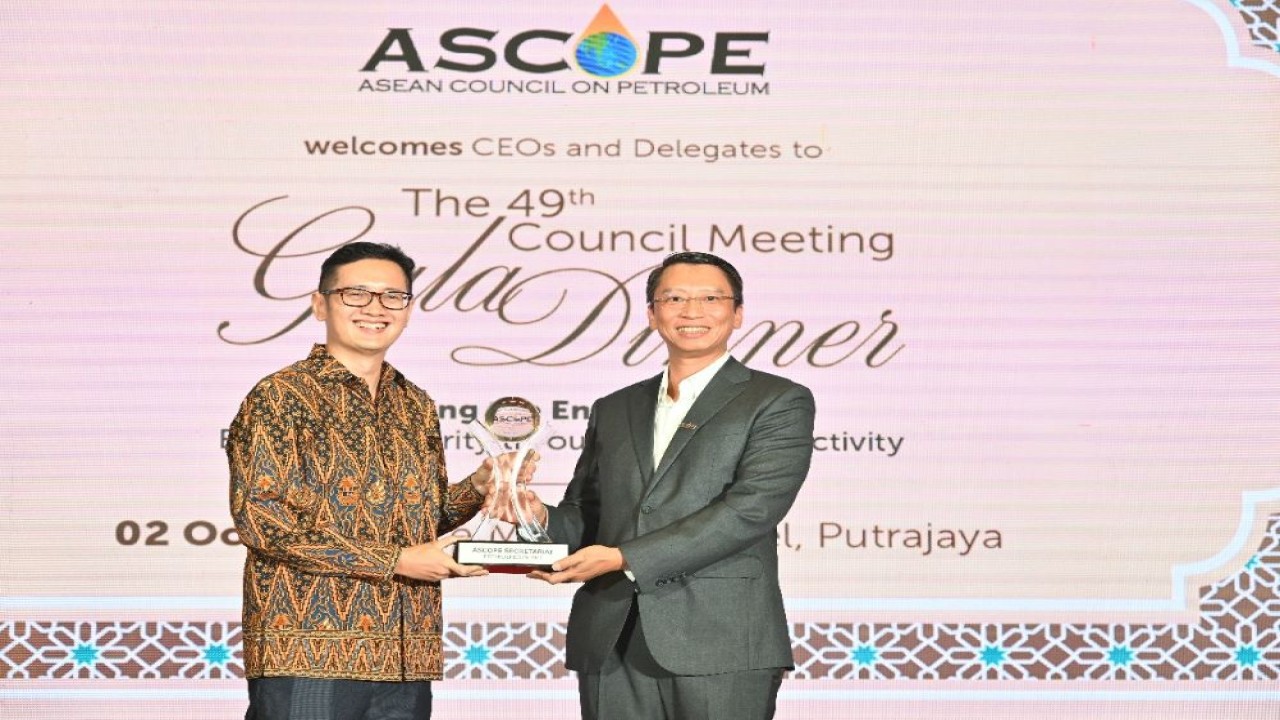 Serah terima tugas sebagai ASIC secara resmi dilakukan oleh Dr. Tran Hong Nam dari PetroVietnam, yang sebelumnya menjabat sebagai ASIC periode 2019-2024, kepada Henricus Herwin Senior Vice President Strategy & Investment Pertamina, di hadapan ASCOPE Council Member/Foto: Istimewa