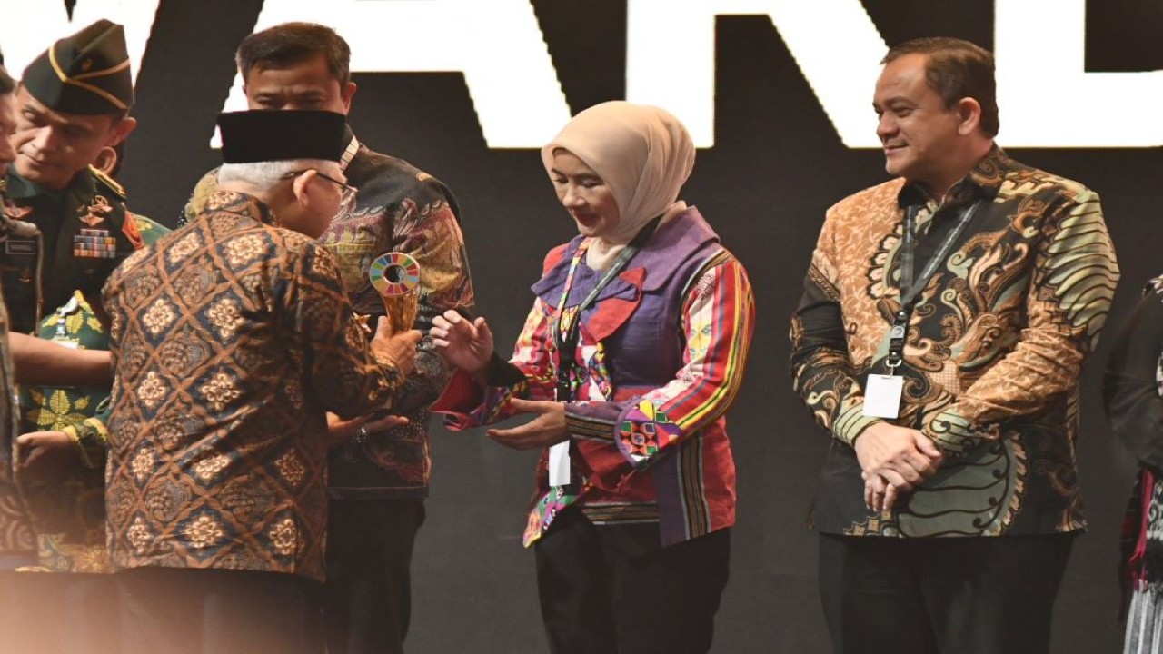 Wakil Presiden RI Ma’ruf Amin menyerahkan penghargaan "Indonesia's SDG Action Awards" Terbaik 1 kategori Perusahaan Besar kepada Direktur Utama Pertamina Nicke Widyawati, di Jakarta, Senin (7/9/2024) Penghargaan diberikan untuk program Desa Energi Berdikari/Foto: Istimewa