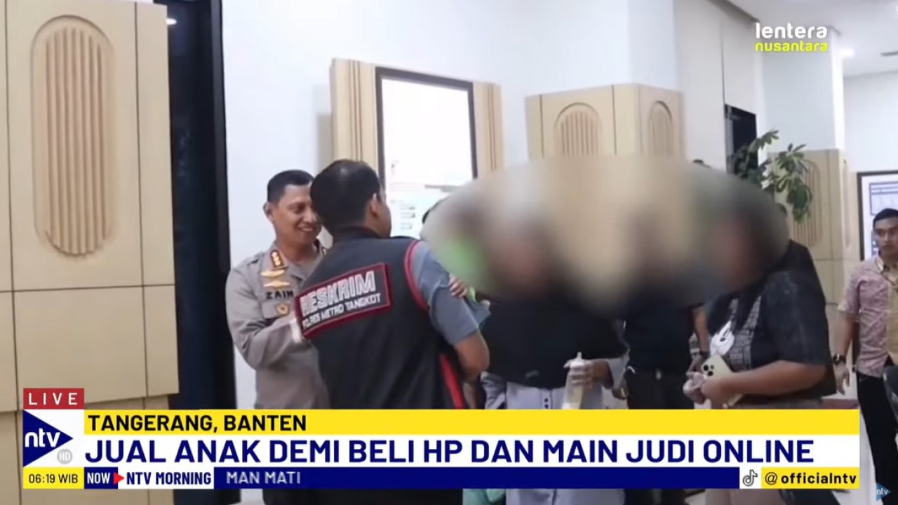 Seorang ayah di Tangerang tega menjual bayinya sendiri yang berusia 11 bulan kepada orang lain seharga Rp15 juta.