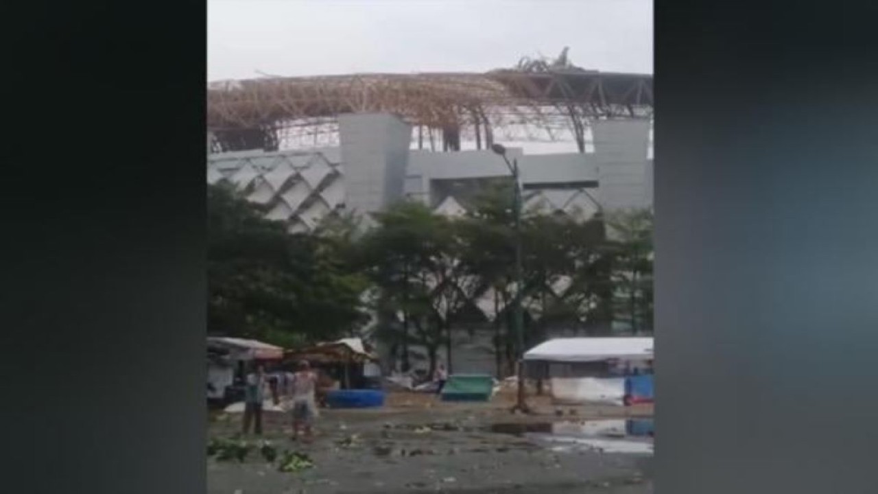 Ilustrasi. Atap Stadion Wibawa Mukti di Kelurahan Sertajaya, Cikarang Timur, Kabupaten Bekasi, Jawa Barat, mengalami kerusakan parah akibat diterjang hujan deras dan angin kencang. (Foto: Istimewa)