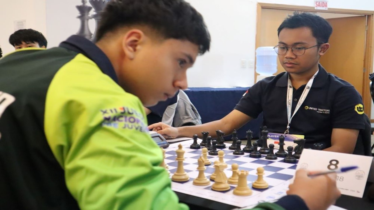 MI Aditya Bagus Arfan (kanan) saat melawan pecatur Ekuador Christopher Leonel Garzon Zapatanga di babak ke-2 Kejuaraan Dunia Catur Remaja/World Youth Chess Championship 2024/Foto: Kristianus Liem