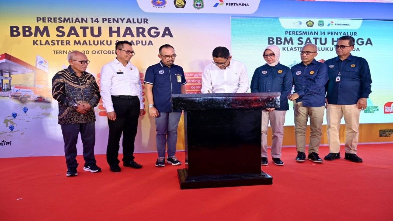 Wakil Menteri ESDM Yuliot melakukan penandatanganan prasasti didampingi Direktur Utama Pertamina Patra Niaga Riva Siahaan, Kepala BPH Migas Erika Retnowati, Pejabat Sekretaris Daerah Provinsi Maluku Utara Abubakar Abdullah serta Komite BPH Migas melakukan pemotongan pita sebagai tanda Peresmian 14 Penyalur BBM Satu Harga Klaster Maluku dan Papua diselenggarakan di Halaman Kantor Fuel Terminal Ternate, Maluku Utara, Rabu (30/10/2024)/Foto: Istimewa