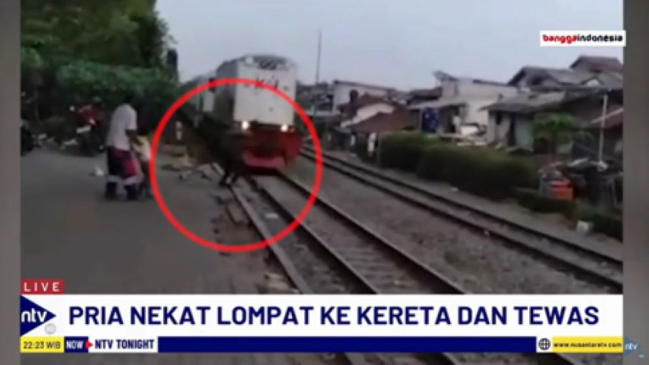 Diduga bunuh diri seorang pria di Bandung nekat melompat ke tengah rel kereta api