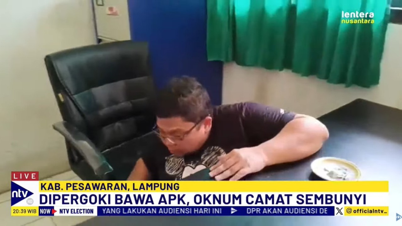 Seorang Camat di Kecamatan Negeri Katon, Kabupaten Pesawaran, Lampung, Enggo Pratama bersembunyi di bawah meja usai kepergok bawa alat peraga kampanye salah satu pasangan calon bupati.