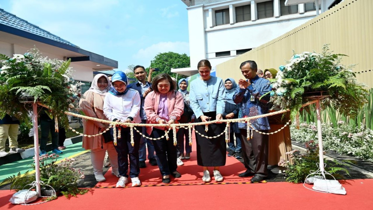 Direktur Keuangan Pertamina Emma Sri Martini saat melakukan prosesi pemotongan pita sebagai tanda resmi pembukaan Day Care Pertamina yang bertepat di Kantor Pusat Pertamina, Jakarta. Jumat (11/10/2024)/Foto: Istimewa