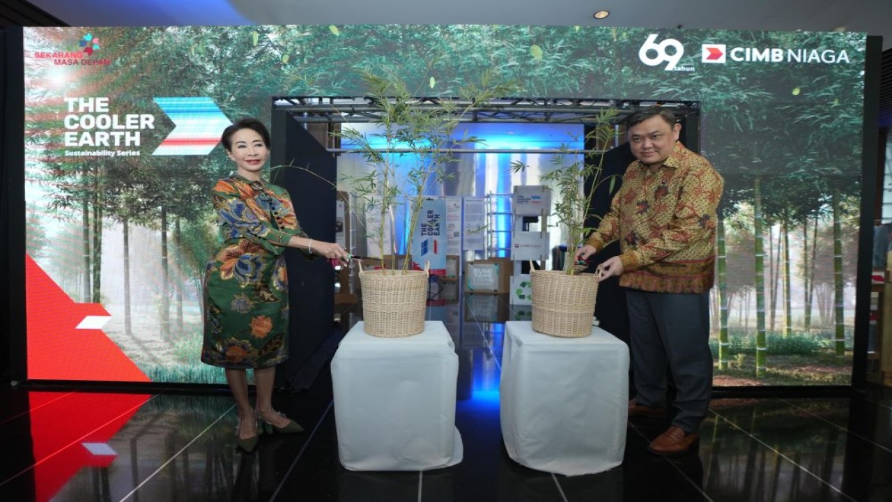 Direktur Compliance, Corporate Affairs & Legal CIMB Niaga Fransiska Oei dan Direktur Consumer Banking CIMB Niaga Noviady Wahyudi dalam acara The Cooler Earth Sustainability Series 2024 yang digelar CIMB Niaga/Foto: Istimewa