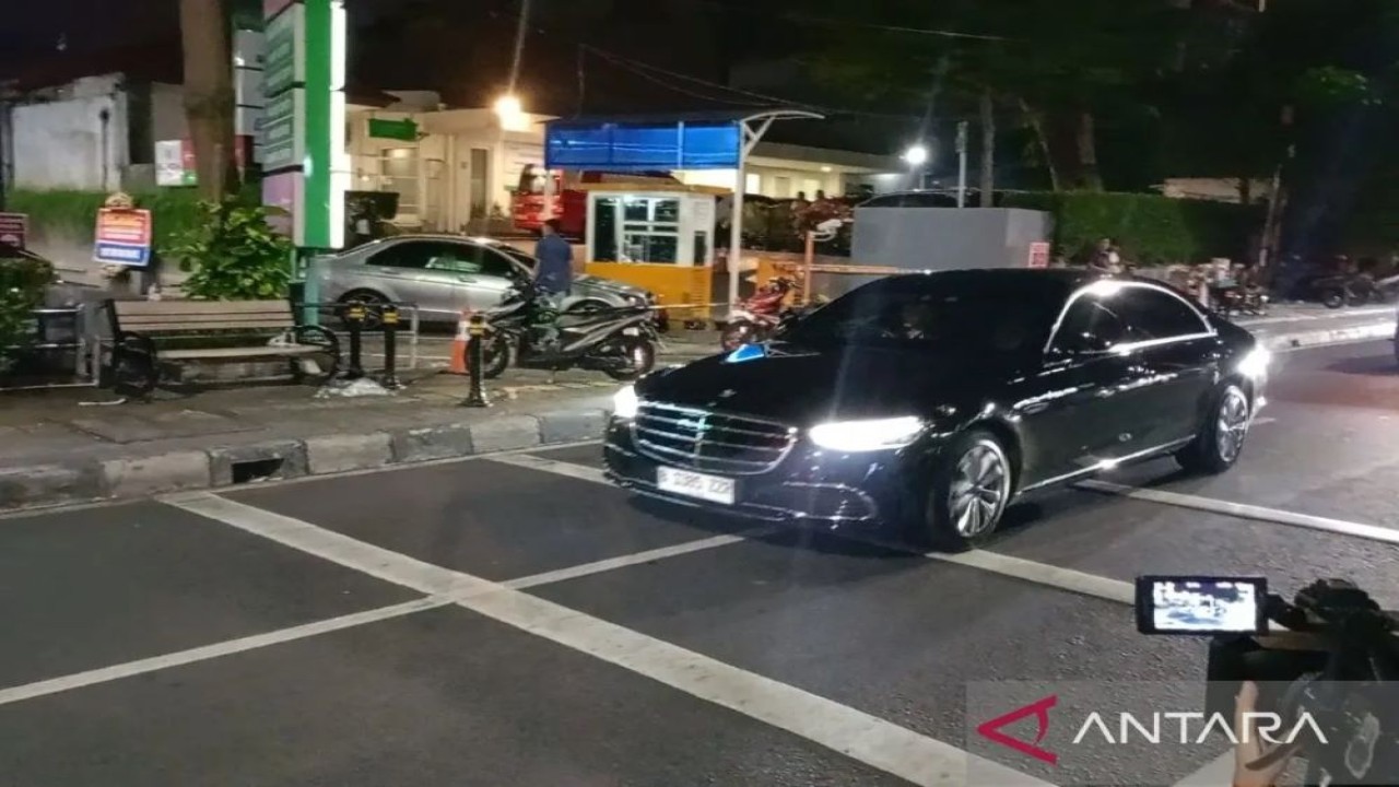 Kendaraan yang ditumpangi Presiden Joko Widodo dan Ibu Negara Iriana Joko Widodo tiba di RSU Bunda, Jakarta, Rabu (16/10/2024) malam. (ANTARA/Rangga Pandu Asmara Jingga)