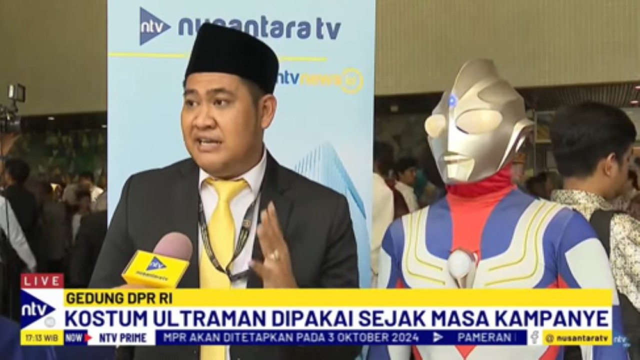 Jamaludin Malik Anggota DPR Dapil Jateng 2 kenakan kostum ultraman saat pelantikan