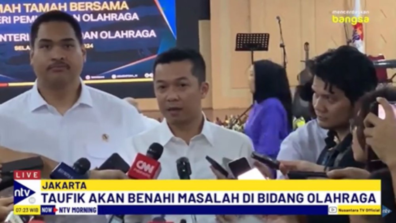 Wakil Menpora Taufik Hidayat bersama Menpora bersama Menpora Dito Ariotedjo memberikan keterangan pers