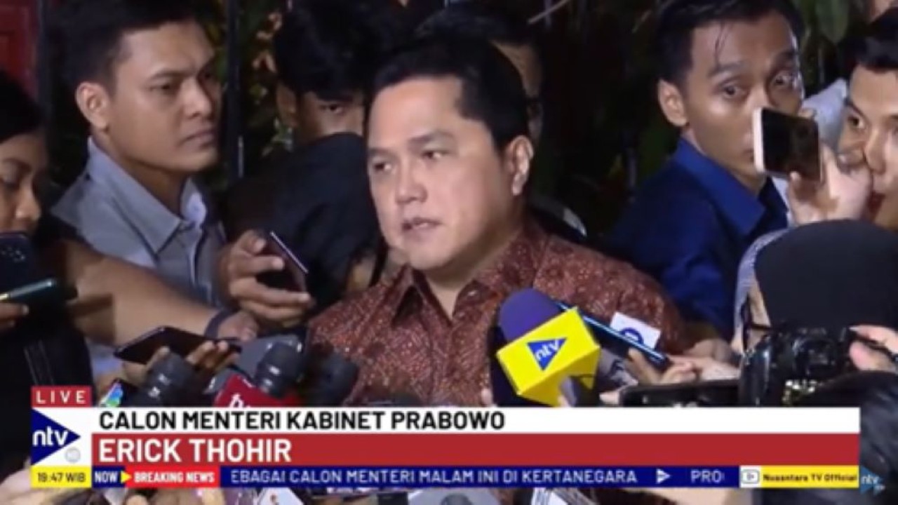 Erick Thohir memberikan keterangan pers usai bertemu Prabowo di Kertanegara