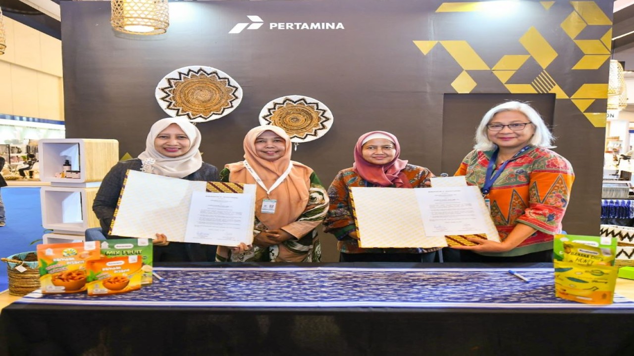 Manager SMEPP Pertamina Dewi Sri Utami menyaksikan penandatanganan kerjasama dagang antara UMKM Binaan Pertamina dengan Buyer dari Kanada, serta beberapa kerjasama lainnya dengan negara lain. Pertamina mendorong target ekspor Go Global pada ajang Pameran Trade Expo Indonesia ke-39 tahun 2024 yang digelar di ICE BSD, Tangerang, pekan lalu/Foto: Istimewa