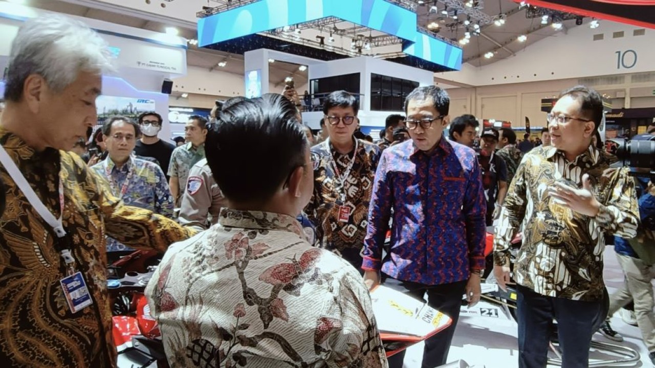 Wamenperin Faisol Riza berkeliling arena pameran IMOS 2024 di ICE BSD City, Kabupaten Tangerang, Banten, Rabu (30/10/2024). (Foto: Adiantoro/NTV)