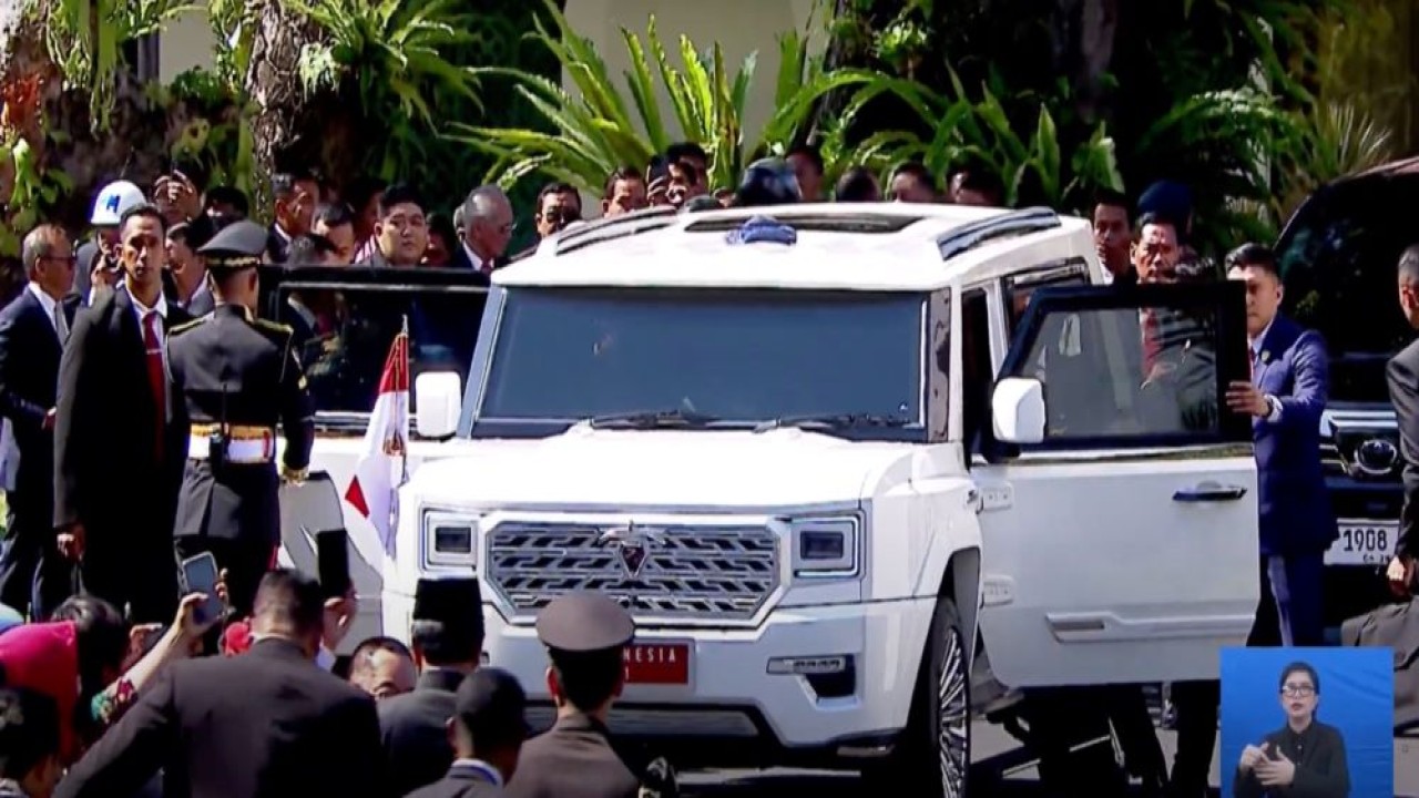 Presiden Ke-8 RI Prabowo Subianto naik kendaraan yang dibuat khusus oleh kepresidenan MV3 Garuda Limousine buatan PT Pindad dalam perjalanannya dari Gedung Nusantara menuju Istana Negara, Jakarta, Minggu/ist