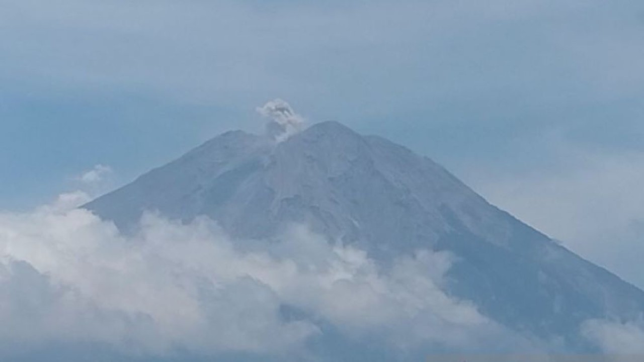 Lontaran abu vulkanik dari puncak Gunung Semeru di Kabupaten Lumajang - Malang, Jawa Timur, yang teramati pada Sabtu (12/10/2024). (Foto: ANTARA/HO-Badan Geologi)