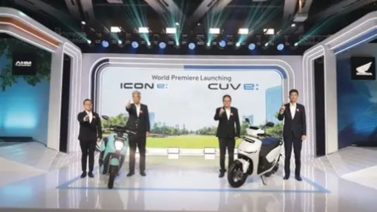 PT Astra Honda Motor (AHM) memperkenalkan dua sepeda motor listrik terbaru, Honda ICON e: dan Honda CUV e:. (Foto: Dok/AHM)