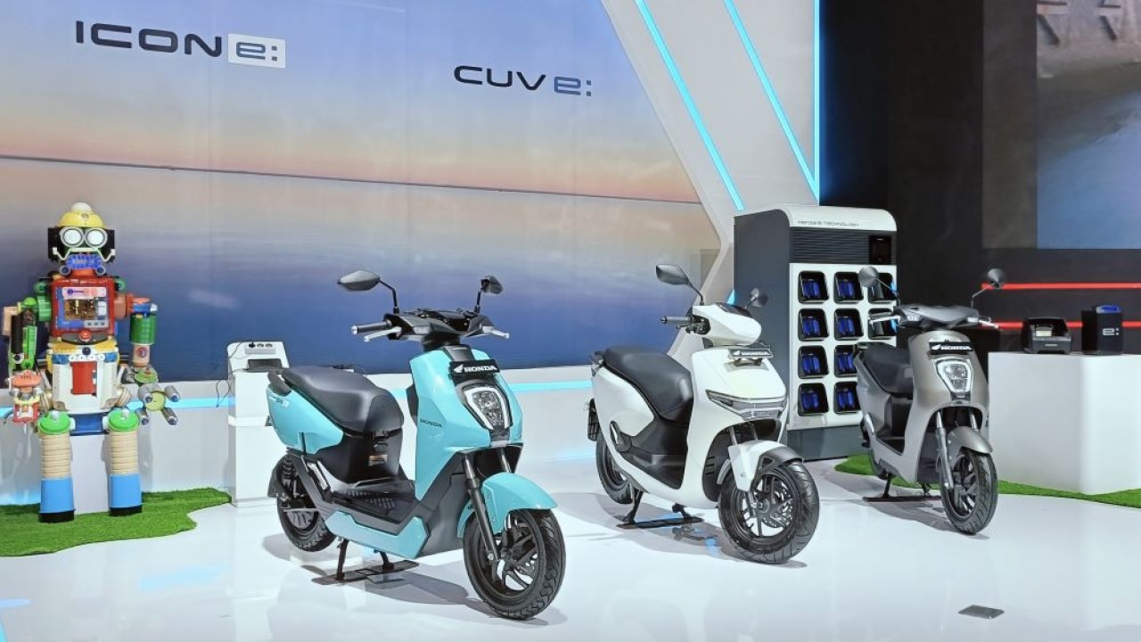 PT Astra Honda Motor (AHM) secara perdana menampilkan Honda ICON e: dan Honda CUV e: ke masyarakat di gelaran Indonesia Motorcycle Show (IMOS) 2024. (Foto: Adiantoro/NTV)