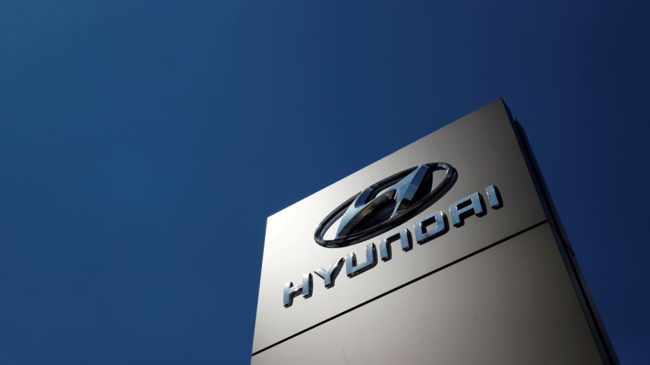 Logo Hyundai tampak di luar ruang pamer mobil di Bletchley, Milton Keynes, Inggris. (Foto: Dok/Andrew Boyers/Reuters)