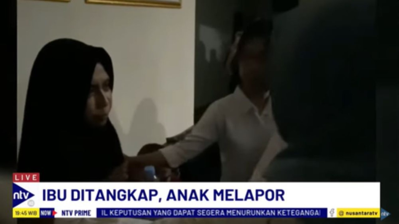 Ibu pemilik apartemen, Ike Farida ditangkap paksa oleh penyidik