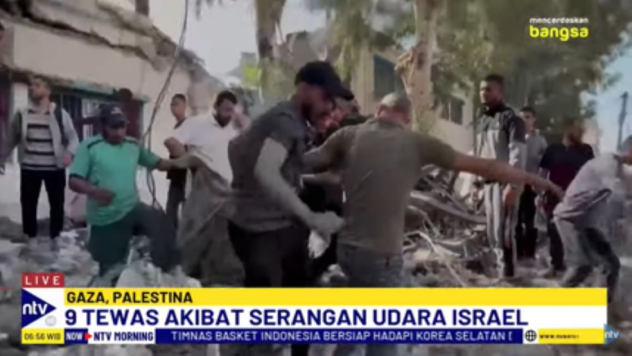 Petugas medis dan warga Palestina berupaya mengevakuasi para korban serangan udara Israel dari reruntuhan bangunan