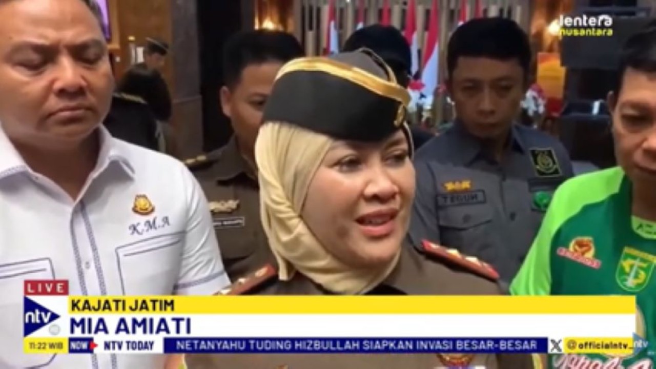 Kajati Jawa Timur, Mia Amiati menjawab pertanyaan awak media terkait pembatalan vonis bebas Ronald Tannur