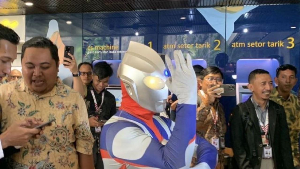 Calon anggota DPR RI terpilih dari Dapil Jawa Tengah Jamaludin Malik mengenakan kostum Ultraman sebelum dilantik di kompleks parlemen, Jakarta, Selasa (1/10/2024). (Foto: ANTARA/Bagus Ahmad Rizaldi)