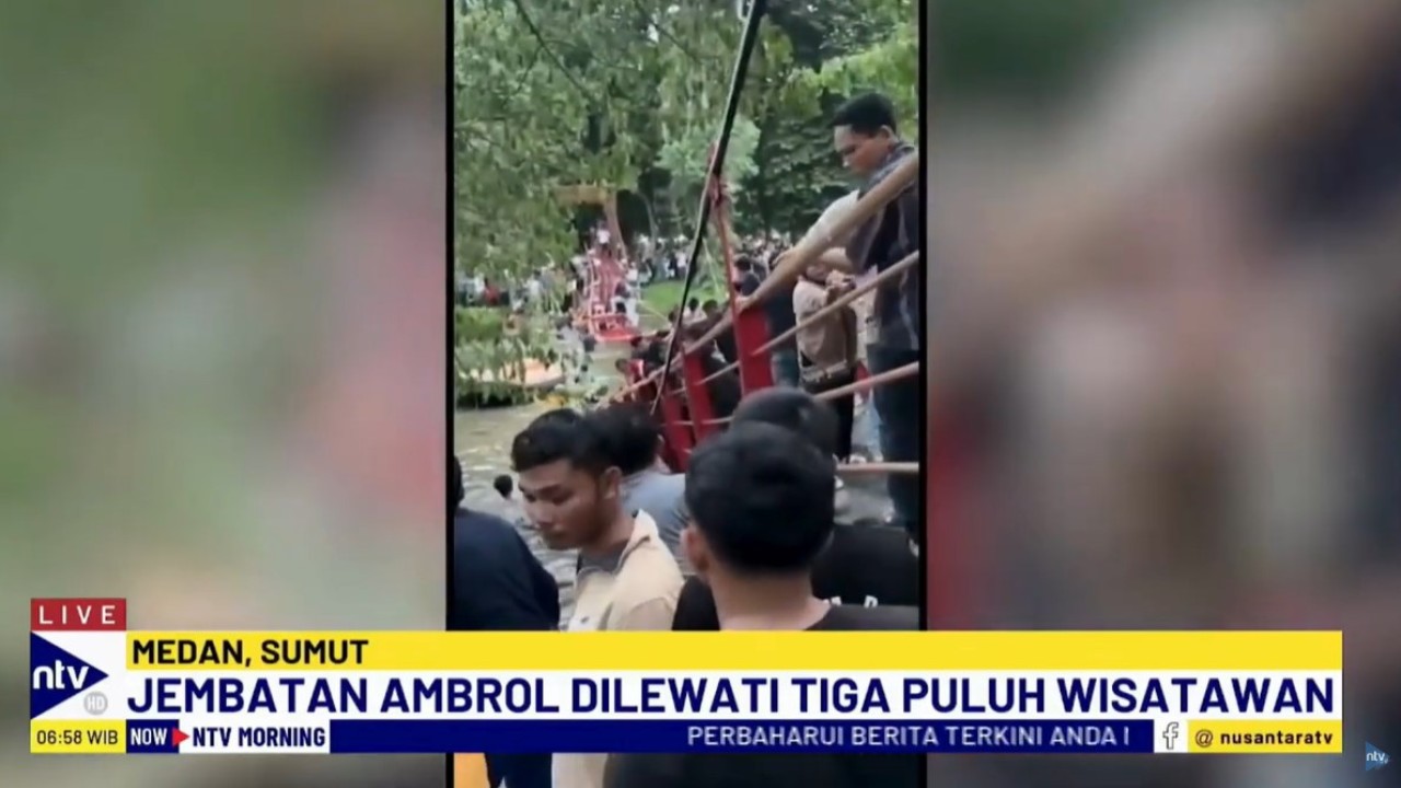 Jembatan gantung Taman Cadika Medan, Sumatera Utara, ambruk akibat kelebihan kapasitas.