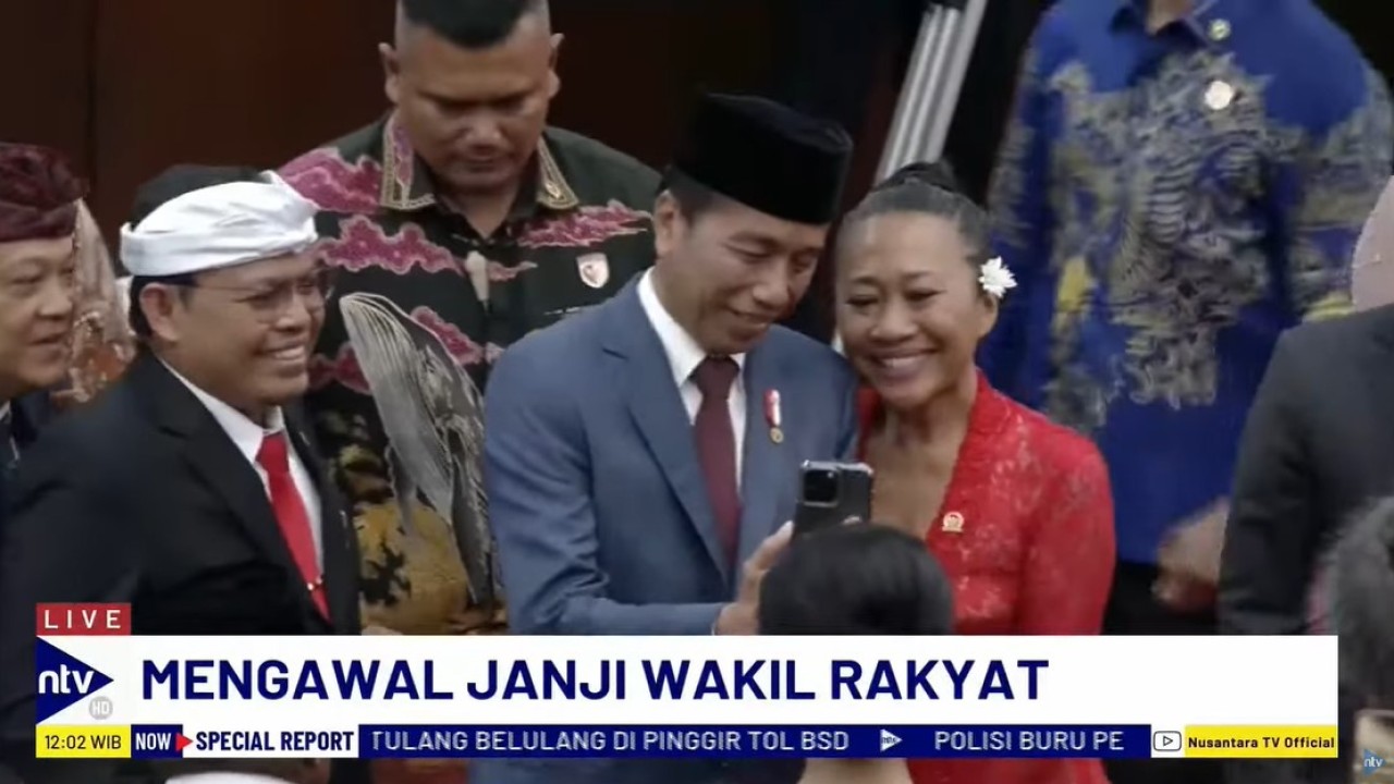 Acara pelantikan di Kompleks Parlemen, Senayan, Jakarta, pada Selasa (1/10/2024), diwarnai dengan momen swafoto atau selfie Jokowi dengan sejumlah anggota dewan.