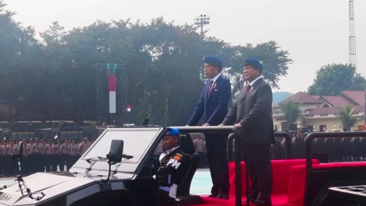 Presiden Jokowi dan Presiden Terpilih Prabowo Subianto menaiki kendaraan Maung Pindad menuju lapangan apel pengamanan pelantikan presiden dan wakil presiden terpilih di Mako Brimob, Depok, Senin (14/10/2024). (Foto: ANTARA/Nadia Putri Rahmani)