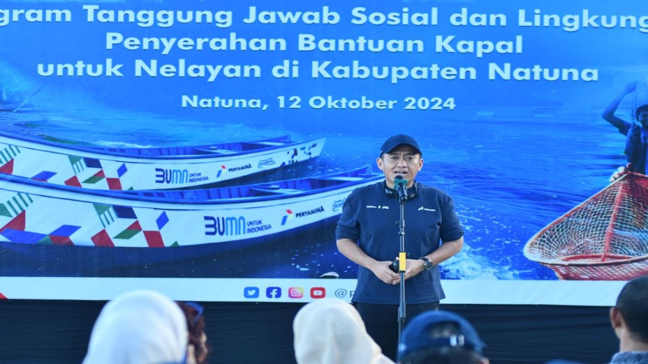 Corporate Secretary PT Pertamina (Persero) Brahmantya S. Poerwadi, Executive General Manager PT Pertamina Patra Niaga Regional Sumbagut Freddy Anwar memberikan sambutan pada penyerahan kapal dan paket jaring kepada nelayan Natuna dari Pertamina berkolaborasi dengan Komunitas Pandu Laut Nusantara/Foto: Istimewa