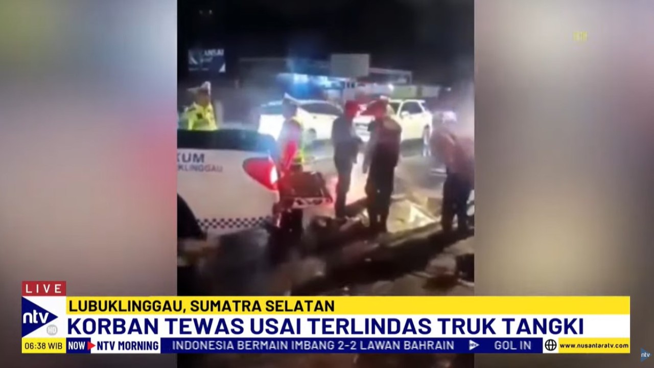 Seorang anggota Unit Lantas Polres Lubuklinggau, Bripda Muhammad Fajri Gymnastiar, histeris setelah mengetahui korban tewas yang akan dievakuasinya akibat kecelakaan ternyata merupakan ayahnya sendiri.