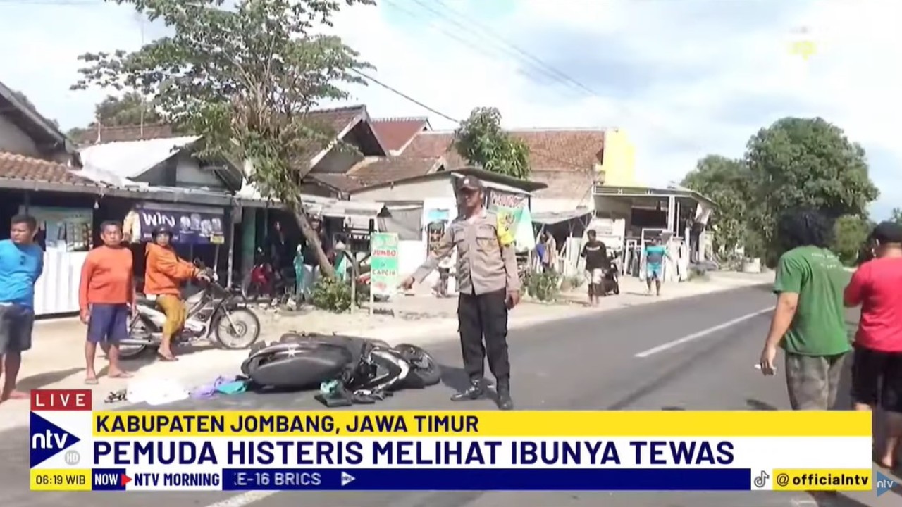 Petugas kepolisian yang tiba di lokasi segera mengevakuasi kendaraan korban dan menggelar olah TKP.