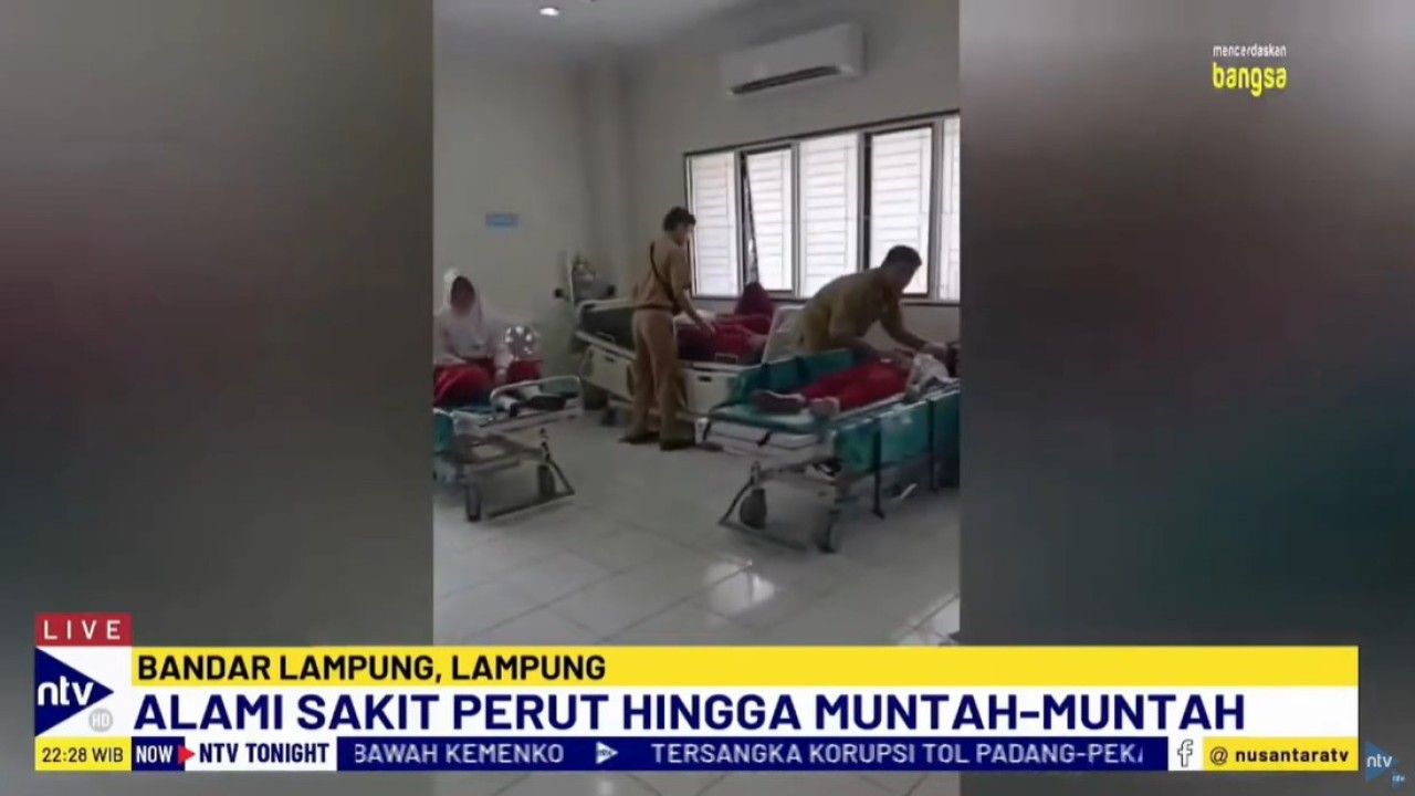 Sebanyak 12 siswa SD Negeri 1 Durian Payung, Bandar Lampung, terbaring di ruang IGD Rumah Sakit Ahmad Dadi Cokrodipo guna mendapatkan penanganan medis diduga akibat keracunan.